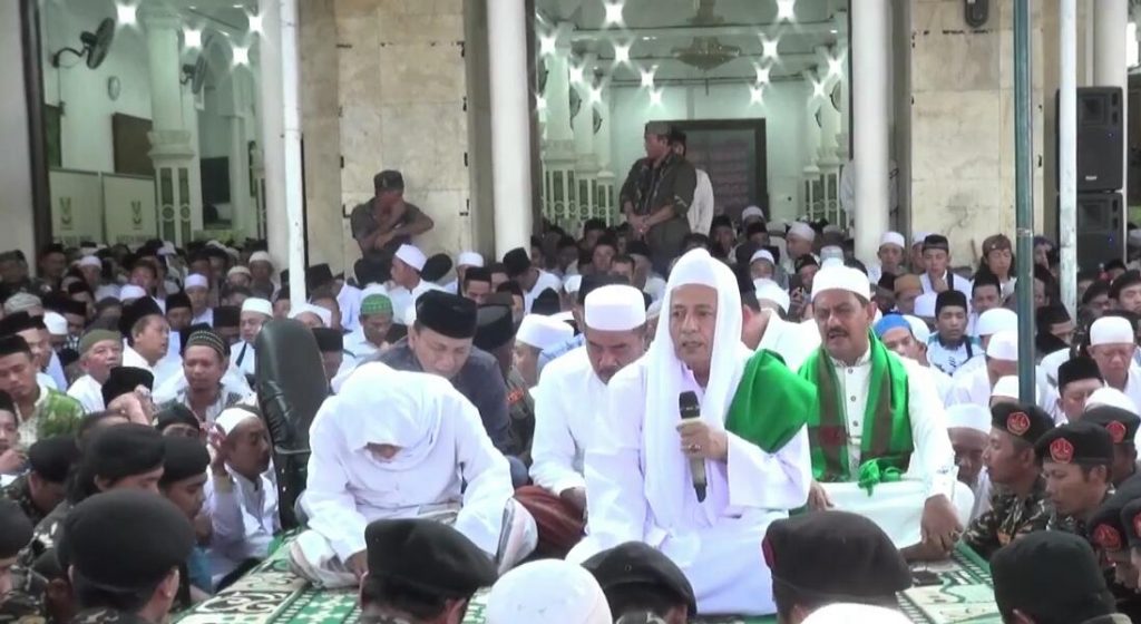 Habib Luthfi bin Yahya saat pengajian Jumat Kliwon pagi di Kanzus Sholawat, Pekalongan, Jawa Tengah. (Foto: dok/Ngopibareng.id)