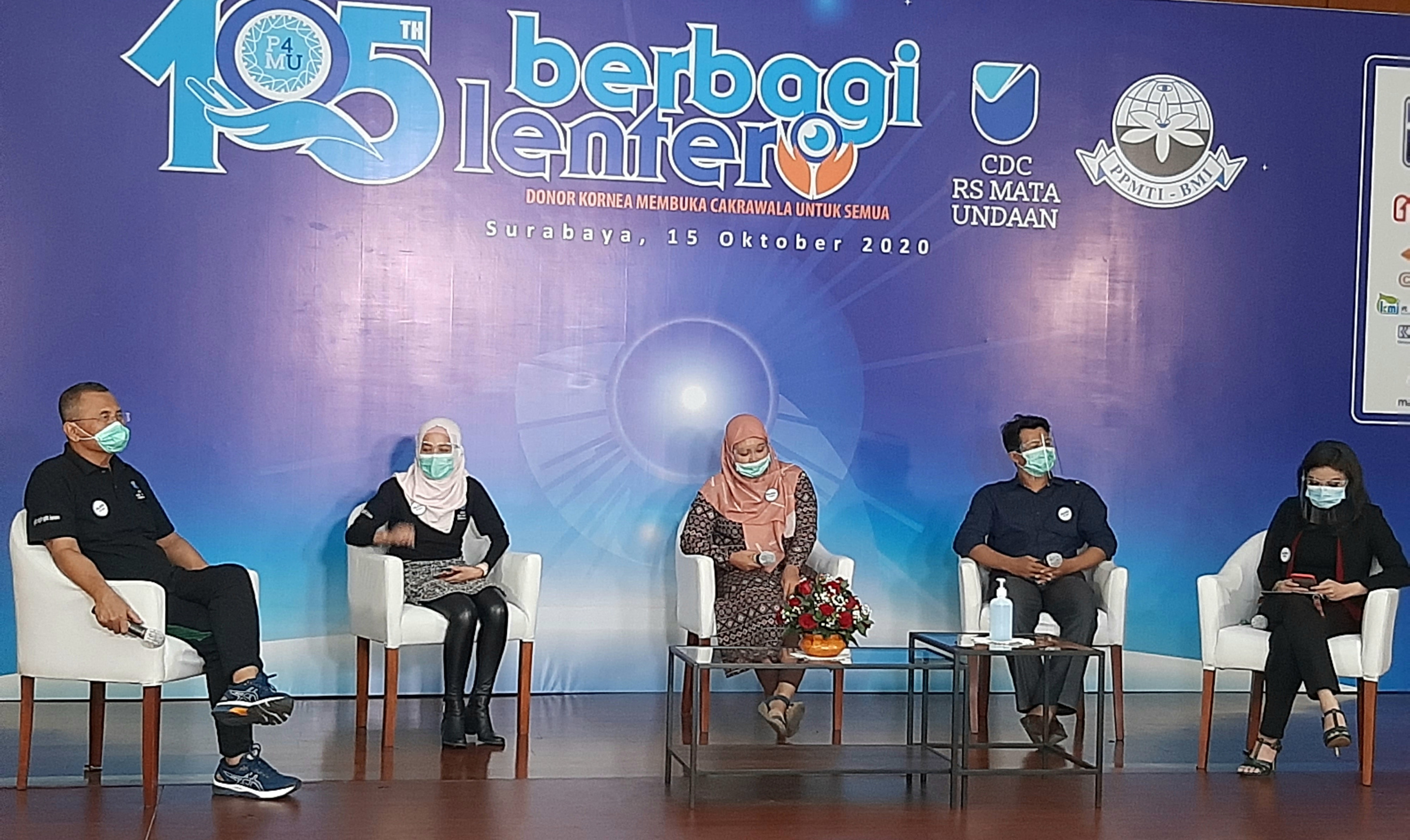 Chantas Elly Santi (tengah) dan Miftahul Ulum (tengah) saat menceritakan kisah mereka dalam acaea konser berbagi lentera 105 P4MU. (Foto: Pita Sari/Ngopibareng.id)