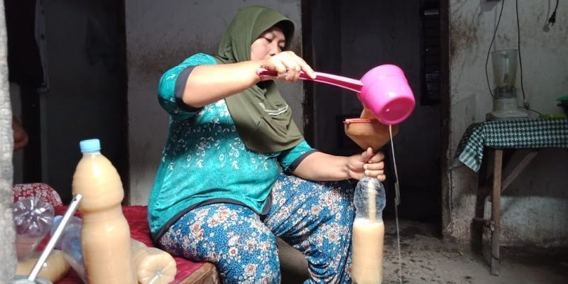 Salah satu pedagang jamu di Desa Ringin Sari, Kecamatan Kandat, Kabupaten Kediri. (Foto: Fendhy Plesmana/Ngopobareng.id)