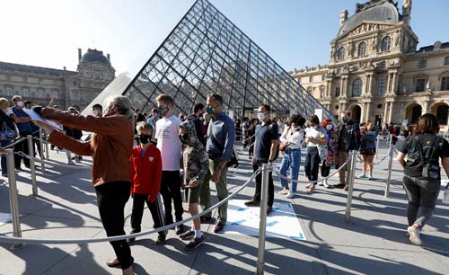 Taman Museum Louvre di Paris tetap dipenuhi turis.  Dalam 24 jam terakhir  di Prancis ada penambahan 25.086 pasien covid. (Foto:Reuters)