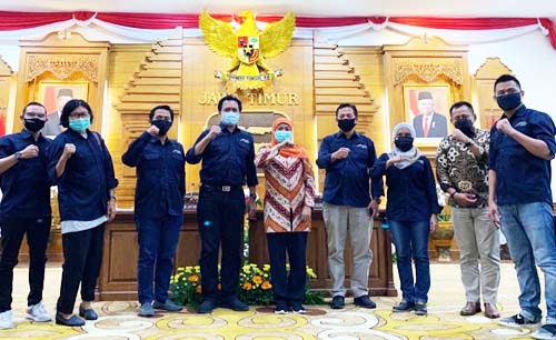 Gubernur Jatim Khofifah Indar Parawansa foto bersama dengan pengurus AMSI Jatim yang dipimpin ketuanya, Arief Rahman (keempat dari kiri), Sabtu siang di Gedung Grahadi. (Foto:Istimewa)