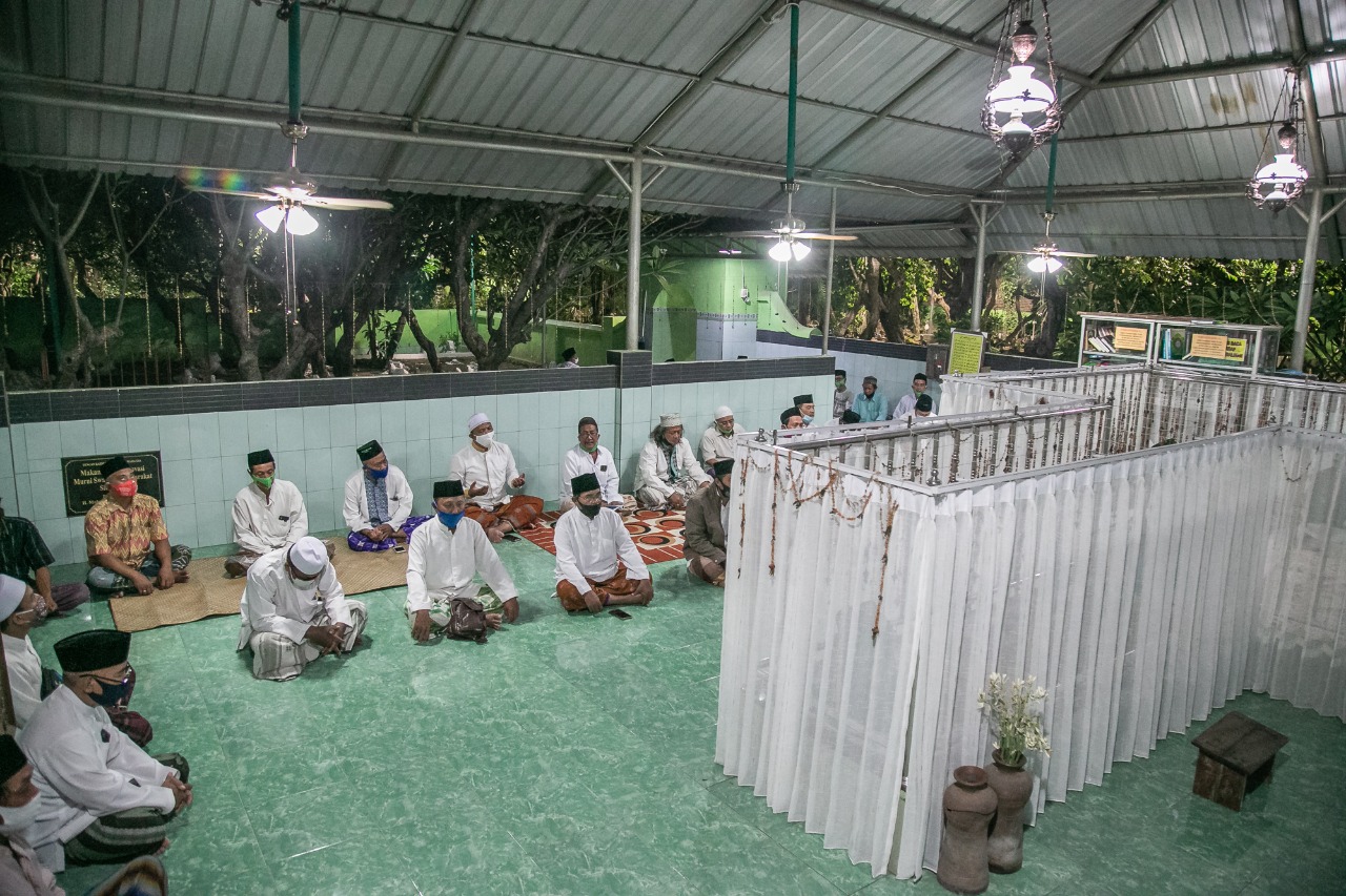 Relawan Eri Cahyadi dan Armuji ketika ziarah di makam Sayyid Ali Asghor Basyaiban. (Foto: PDI Perjuangan)