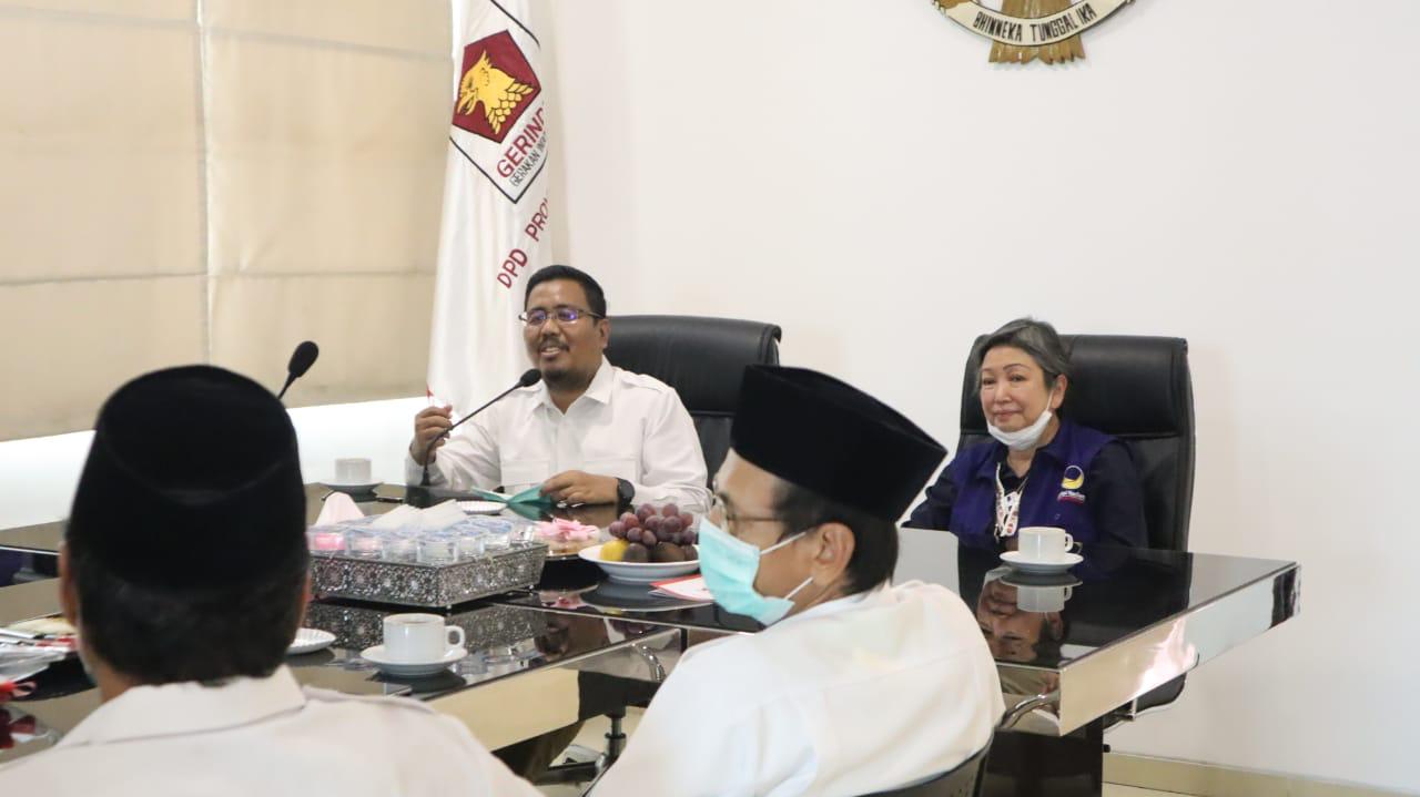 Sekretaris DPD Gerindra Jatim Anwar Sadad bersama dengan Ketua DPW NasDem Jatim Sri Sajekti ‘Jeannete’ Sudjunadi. (Foto: Fariz Yarbo/Ngopibareng.id)