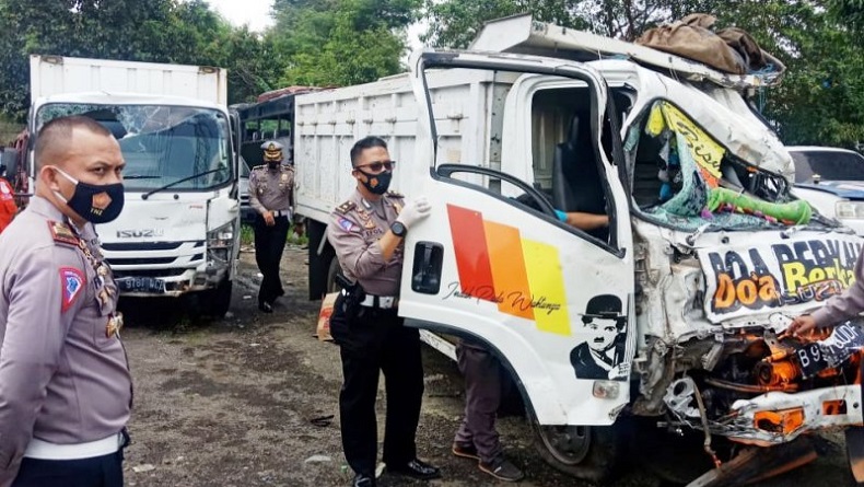 Kondisi truk ringsek usai menghantam sejumlah motor, mobil hingga ruko di jalur Puncak, Bogor, Sabtu 17 Oktober 2020. (Foto: Dok. Kasat Lantas Polres Bogor, AKP Fitra Zuanda)