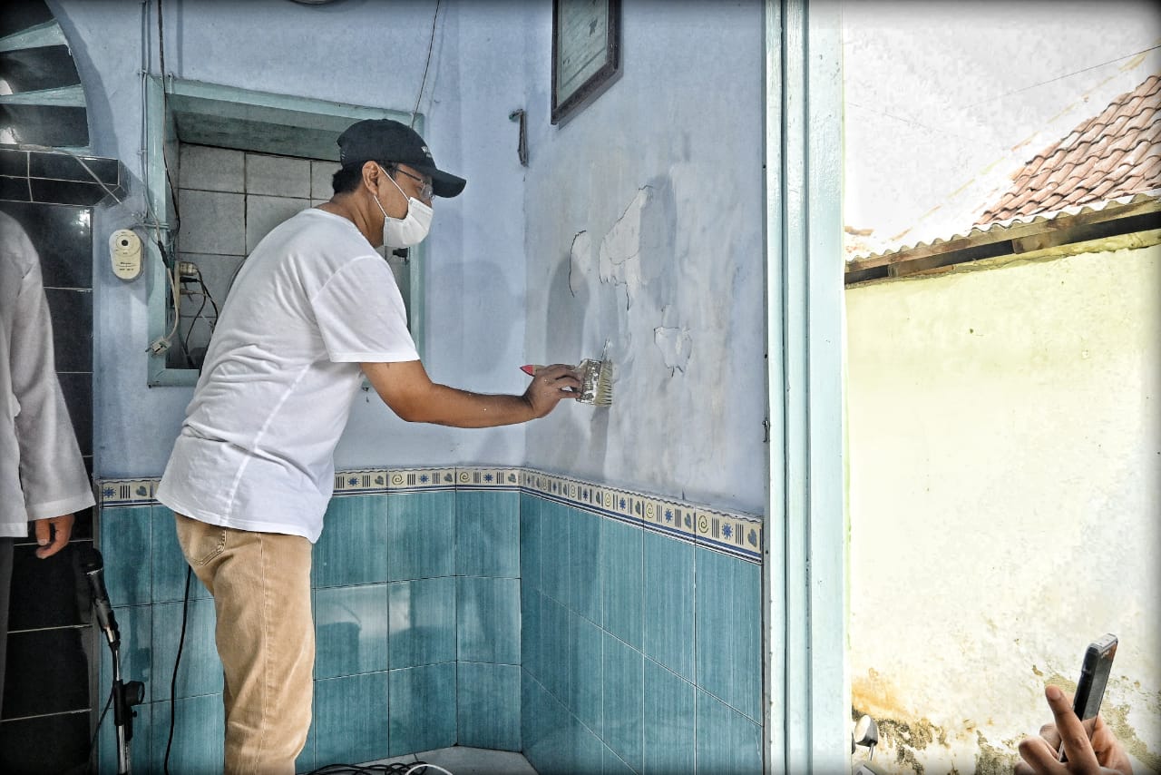 Calon Walikota Pasuruan Saifullah Yusuf (Gus Ipul) saat ikut mengecek mushola. (Foto: Ist/Ngopibareng.id)