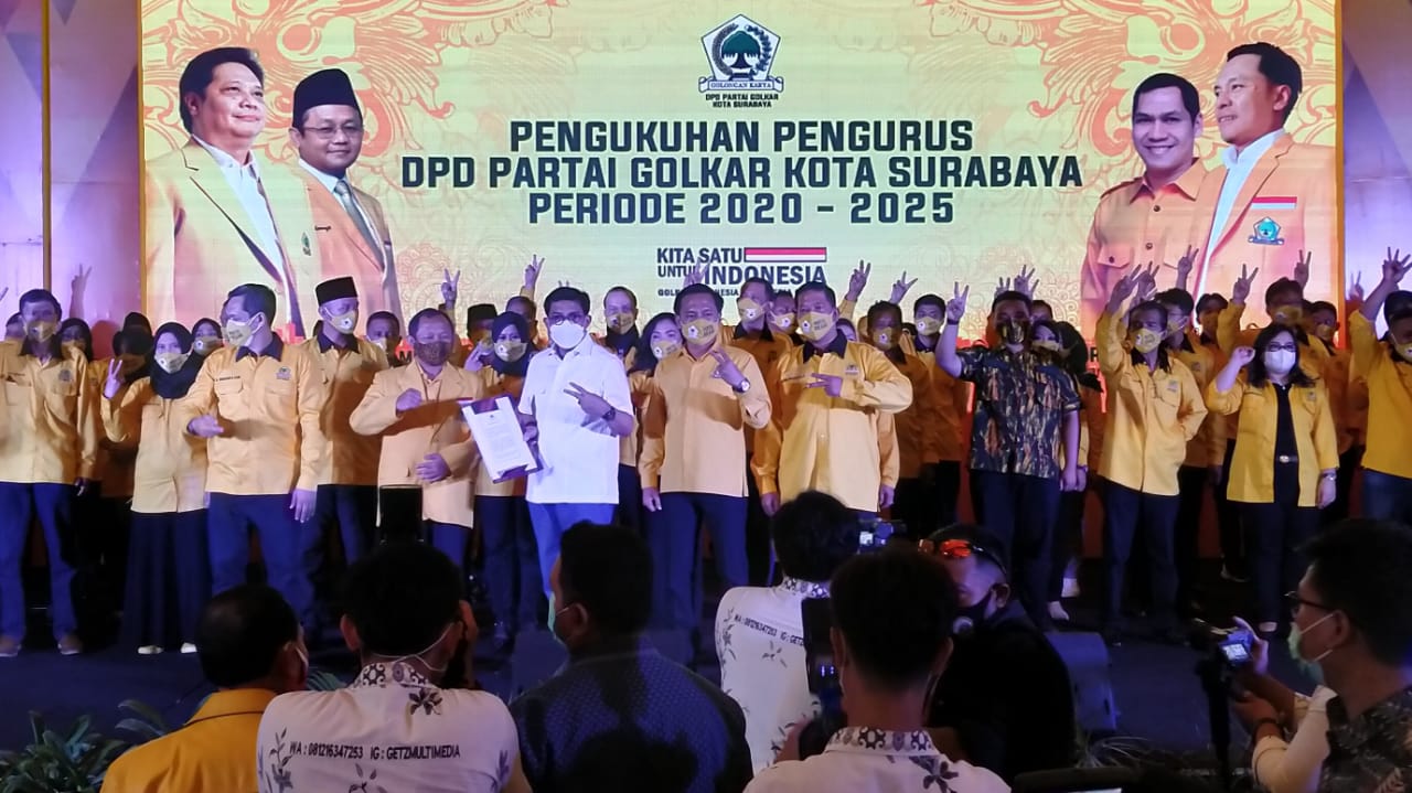 Cawali Surabaya, Machfud Arifin (putih) menerima surat dukungan dari Ketua DPD Golkar Jatim Sarmudji dalam pengukuhan pengurus DPD Golkar Surabaya periode 2020-2025 di Hotel Wyndham, Surabaya, Minggu 18 Oktober 2020. (Foto: Fariz Yarbo/Ngopibareng.id)