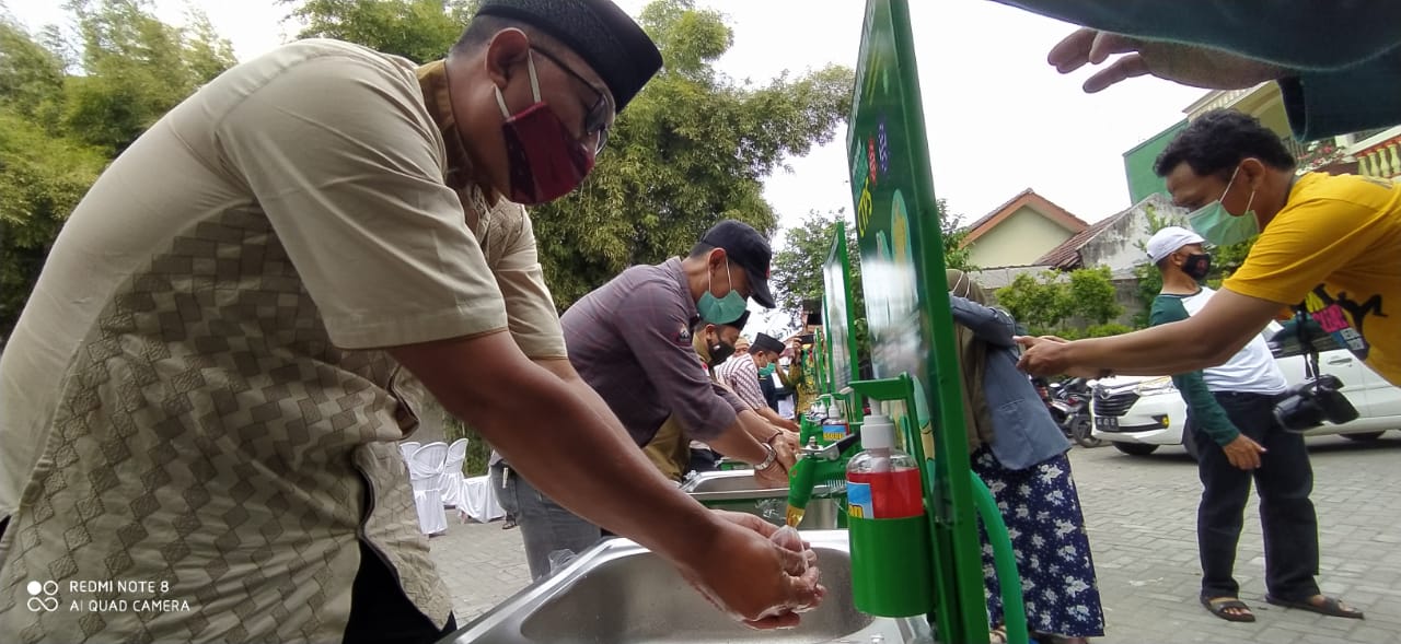 Simulasi tata cara cuci tangan yang benar. (Foto: Fendhy Plesmana/Ngopibareng.id)