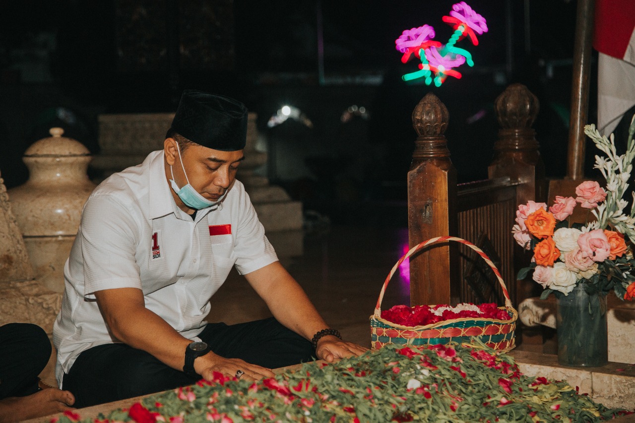 Calon Walikota Surabaya Eri Cahyadi ketika melakukan ziarah ke makam Ir Soekarno. (Foto: PDI Perjuangan)