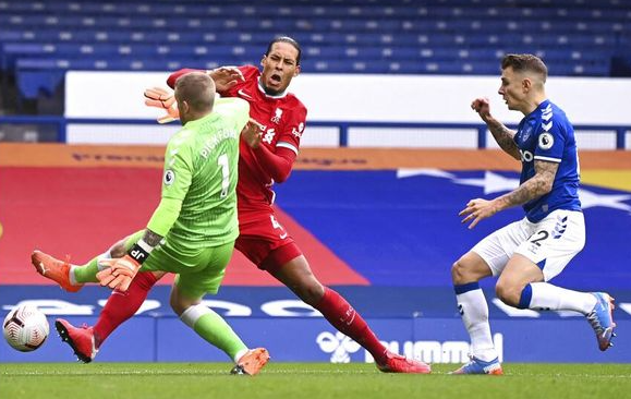 Virgil Van Dijk harus menjalani operasi lutut setelah kakinya diterjang kiper Everton, Jordan Pickford. (Foto: Twitter @premierleague)