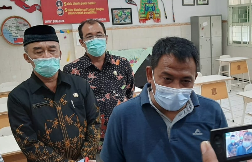 Kepala Dinas Pendidikan Kota Surabaya (Dispendik), Supomo saat diwawancarai wartawan, Senin, 19 Oktober 2020. (Foto: Istimewa)