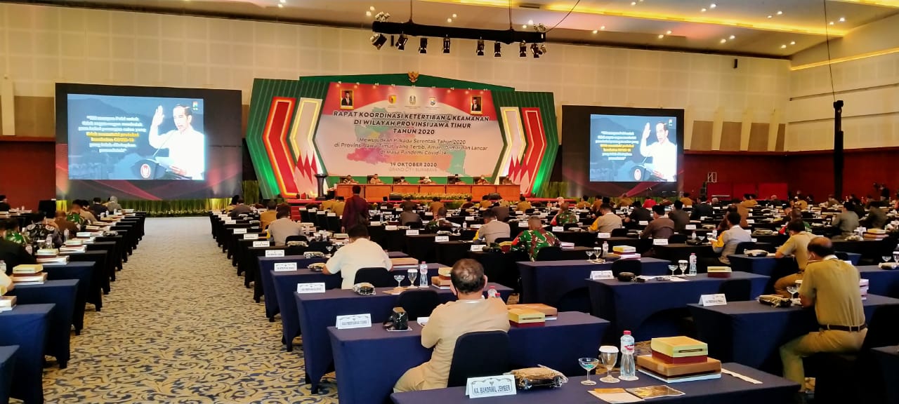 Gubernur Jatim, Khofifah Indar Parawansa memimpin pelaksanaan Rapat Koordinasi Ketertiban dan Keamanan di wilayah Jatim di Grand City, Surabaya, Senin 19 Oktober 2020. (Foto: Fariz Yarbo/Ngopibareng.id)