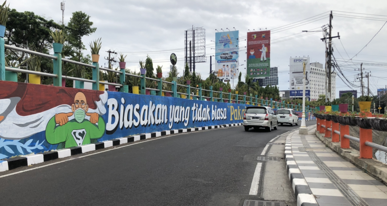 Mural pengingat pentingnya protokol kesehatan. Pemandangan ini di Jembatan sekitar Jalan Ketabang Kali, Surabaya. (Foto: Andhi Dwi/Ngopibareng.id)