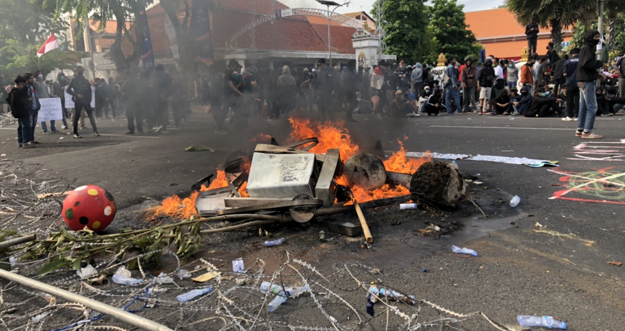 Aksi massa tolak UU Cipta Kerja yang berujung kerusuhan pada Kamis, 8 Oktober 2020 di Gedung Grahadi. (Foto: Andhi Dwi/Ngopibareng.id)