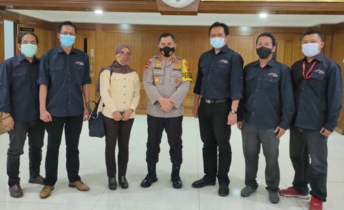 Pengurus AMSI Jatim foto bersama Kapolda Jawa Timur  Irjen Pol Mohammad Fadil Imran, di Mapolda,  Senin siang. (Foto:Istimewa)