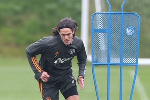 Edinson Cavani saat berlatih perdana dengan skuat MU. (Foto: Twiiter/@ManUtd)