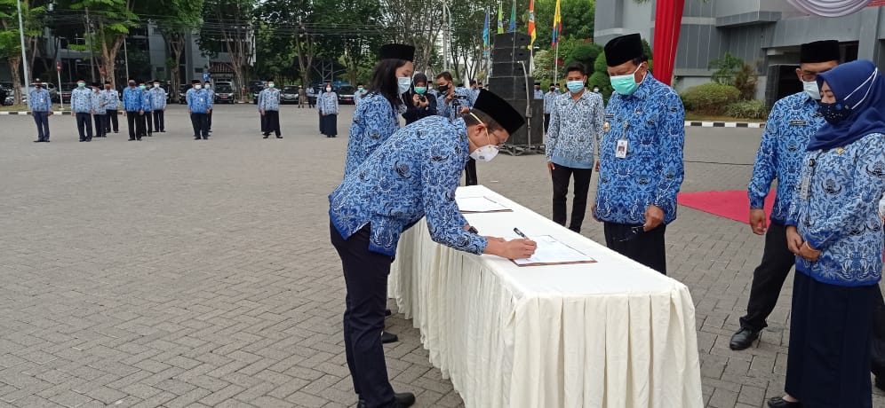 Bupati Gresik memimpin pengambilan sumpah ASN. (Foto: Istimewa)