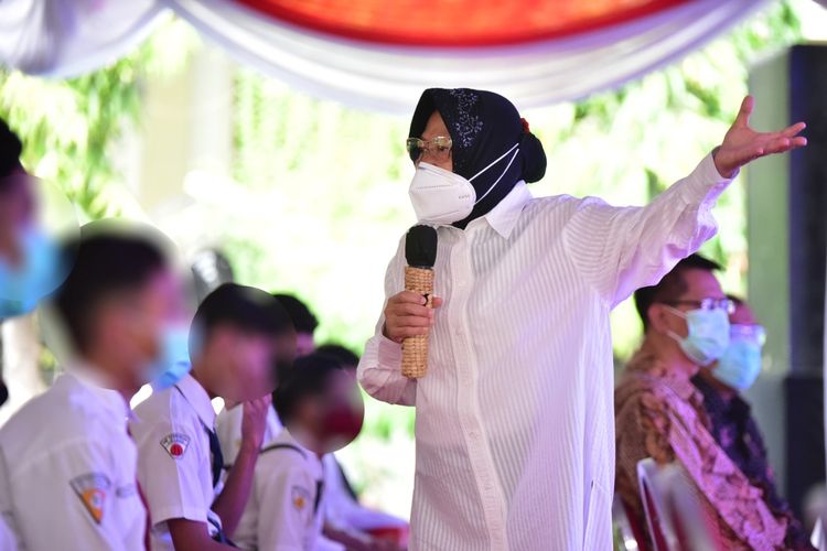 Walikota Risma memberikan arahan kepada para pelajar yang terlibat aksi tolak UU Cipta Kerja. (Foto: Dok Humas Pemkot) 