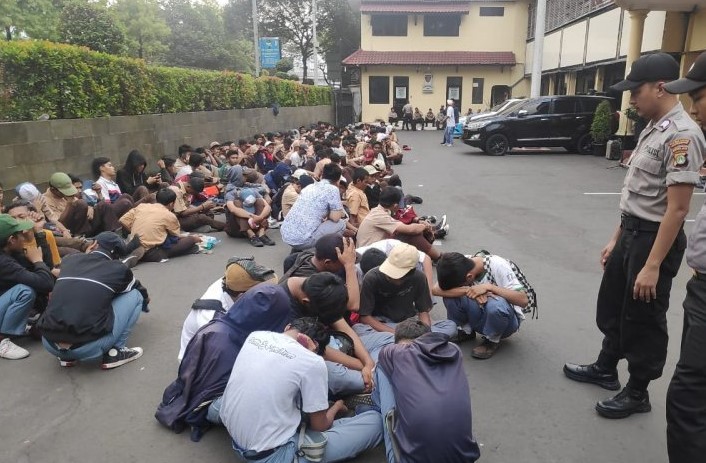 Sejumlah pelajar diamankan aparat kepolisian karena ikut aksi demonstrasi UU Cipta Kerja. (Foto: Ant)