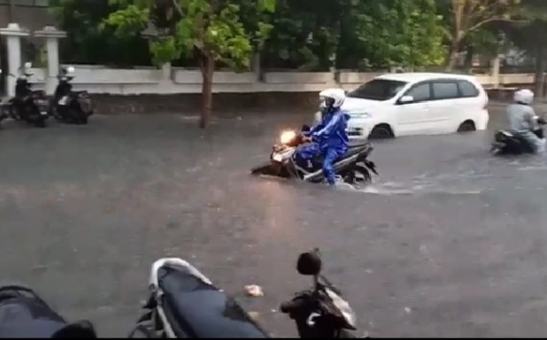 Banjir di daerah Adityawarman Surabaya tahun lalu. (Foto: Dok Ngopibareng.id)