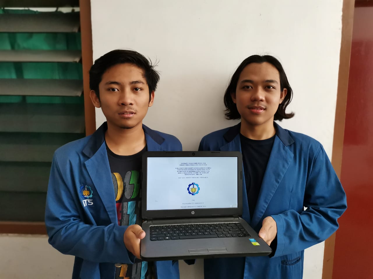 Faiq Sina Alfain dan Fikri Azrur Arif Maulana yang merancang kandang dengan sistem IoT. (Foto:istimewa)