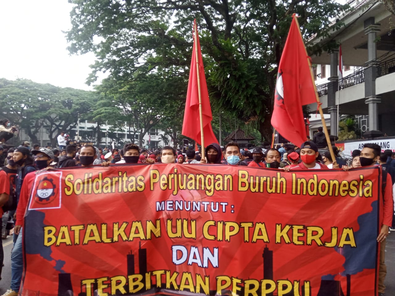 Massa aksi dari Aliansi Malang Melawan (Foto: Lalu Theo/ngopibareng.id)