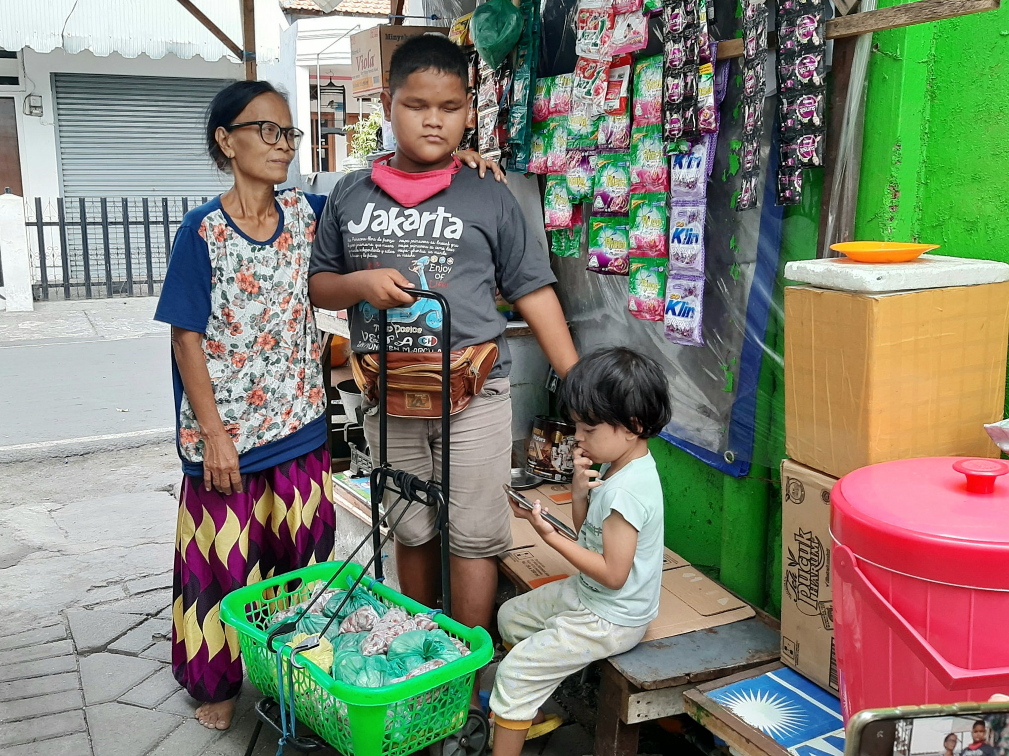 Rico beserta neneknya saat ditemui usai jualan. (Foto: Pita Sari/Ngopibareng.id)