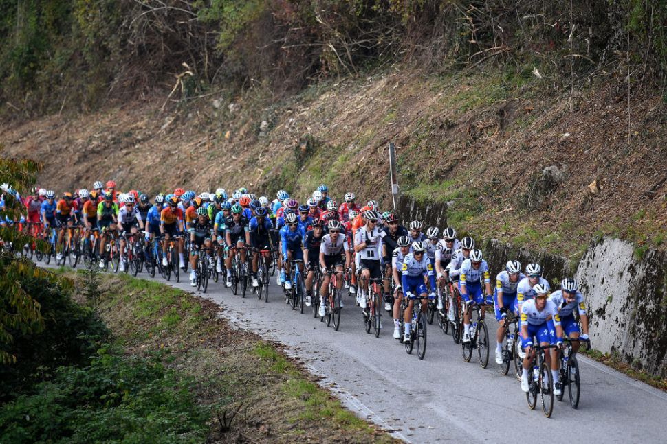 Deceuninck-QuickStep memimpin  peloton dan membiarkan 28 pembalap melakukan breakaway. (Foto: Istimewa)