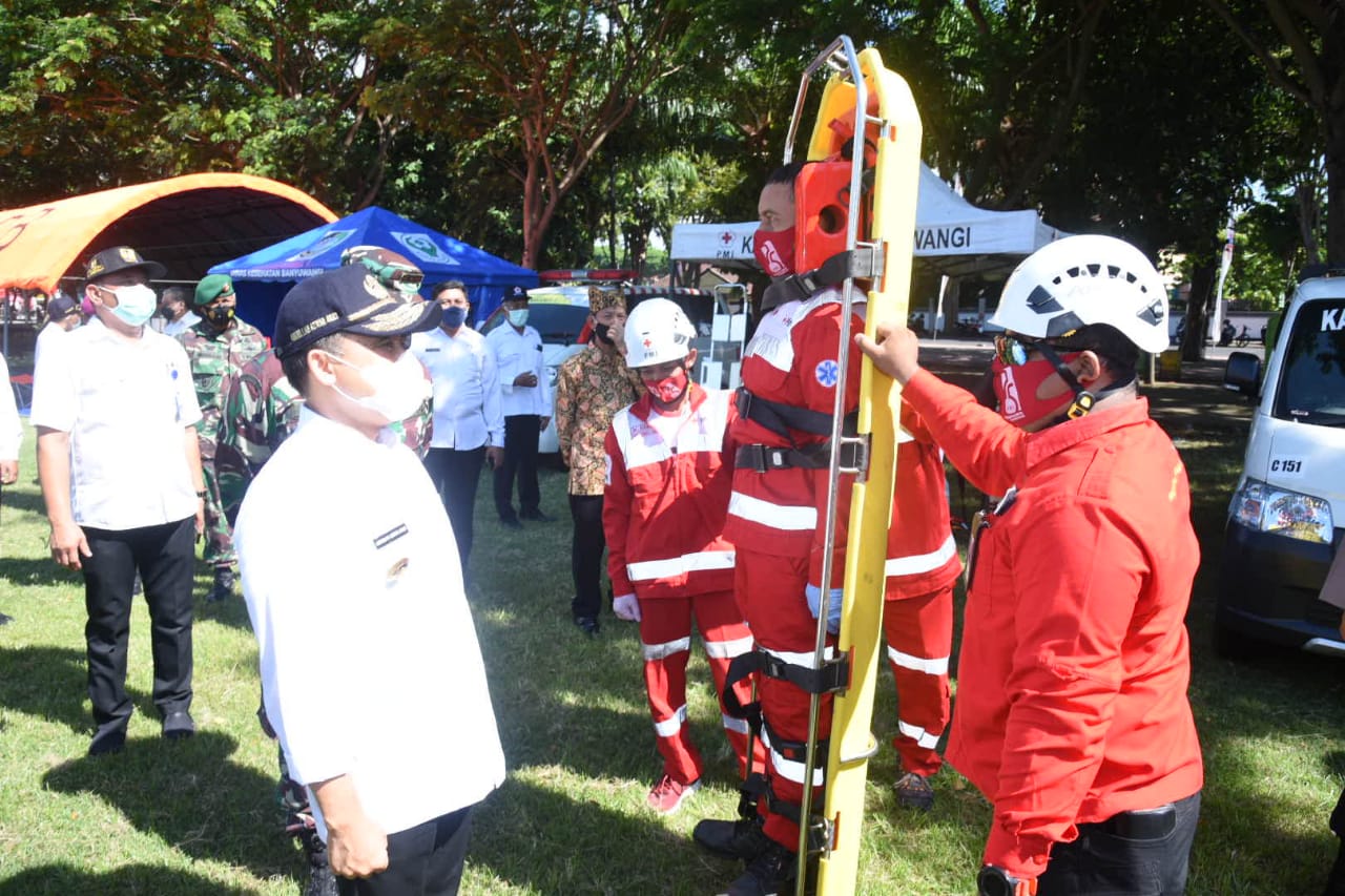 Bupati Banyuwangi Abdullah Azwar Anas mengecek kesiapan personil dan perelatan kebencanaan. (Foto: Istimewa)