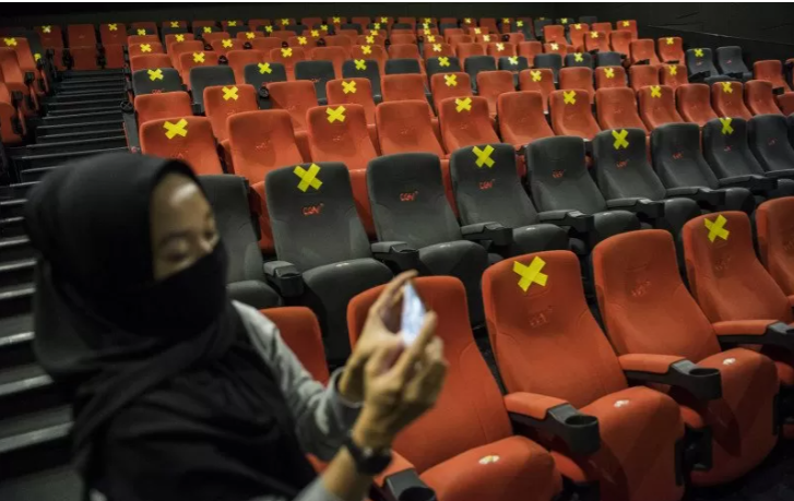  Suasana simulasi pembukaan dan peninjauan tempat hiburan bioskop CGV Cinemas di Bandung Electronic Center (BEC), Bandung, Jawa Barat, Kamis 9 Juli 2020. Simulasi tersebut dilakukan dalam rangka peninjauan kesiapan tempat hiburan bioskop dalam penerapan protokol kesehatan seperti penggunaan alat pelindung wajah bagi karyawan, pembatas jaga jarak, masker, sarung tangan dan cairan disinfektan seiring tatanan normal baru di tengah pandemi Covid-19. (Foto: Antara/Agung Rajasa)