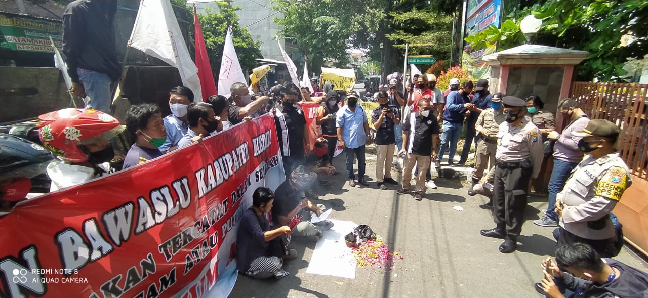 Massa Ikatan Pemuda Kediri berdemonstrasi di Kantor KPU Kediri. Mereka sempat membakar kemenyan. (Foto: Fendhy/Ngopibareng.id)