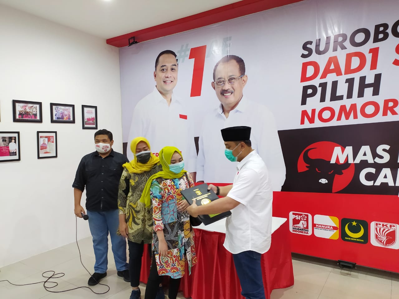 Calon Walikota Surabaya Eri Cahyadi ketika menyerahkan ijazah pelajar yang ditahan oleh sekolah karena tunggakan SPP. (Foto: PDI Perjuangan)