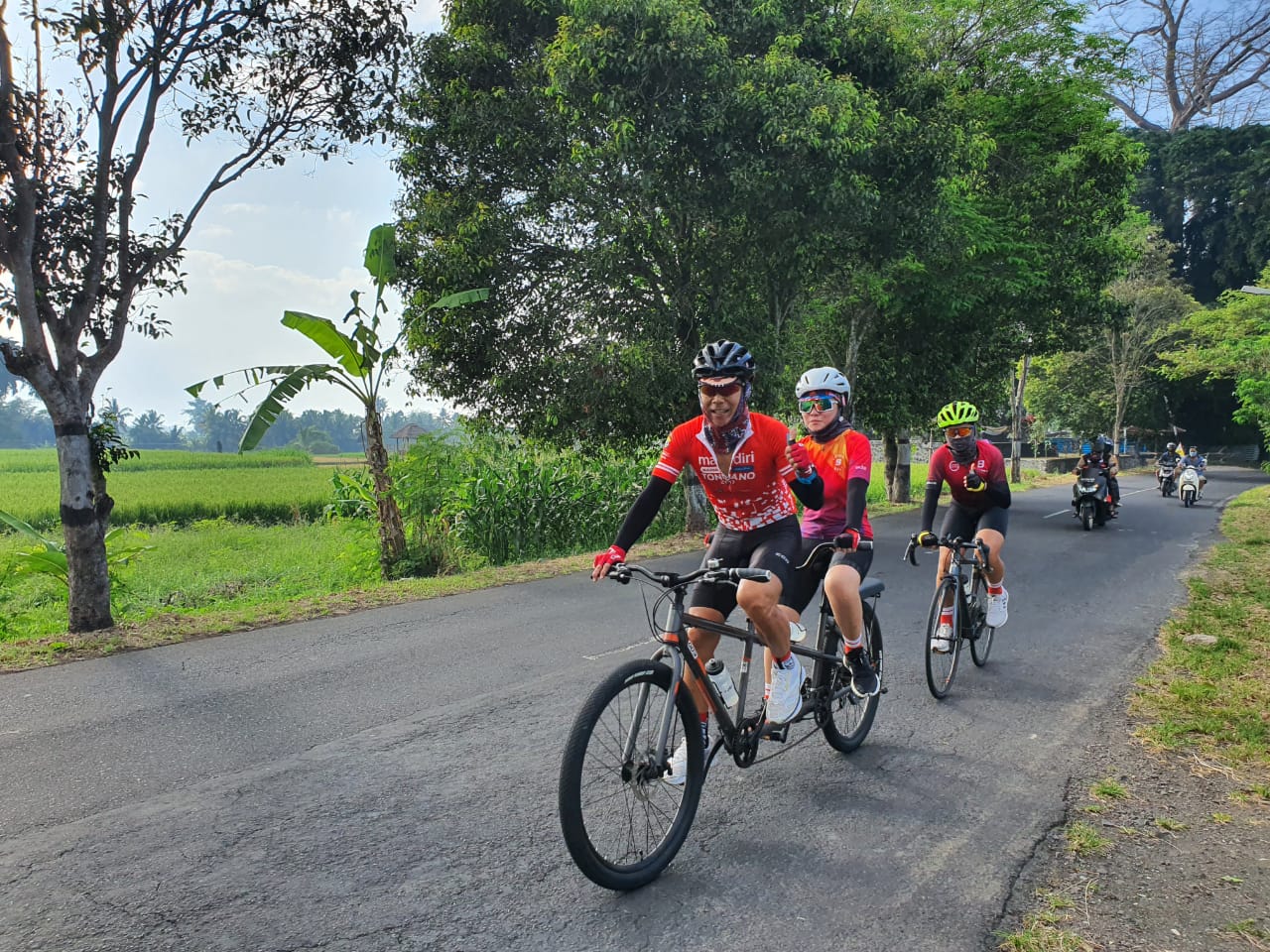 Agus Willyam, Anita dan  Dylan saat bersepeda. (Foto: Istimewa)