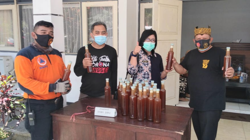 Bantuan madu untuk pasien Covid-19 berstatus OTG di lokasi karantina terpusat Balai Diklat Licin. (Foto: Istimewa)