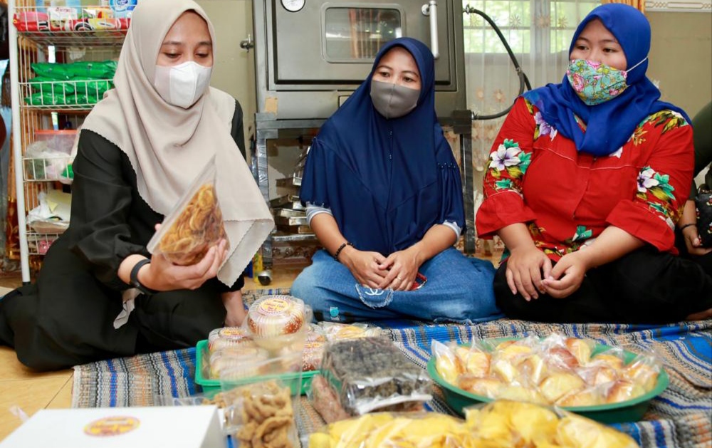 Ipuk melihat produk buatan mantan pekerja migran. (Foto: Istimewa)