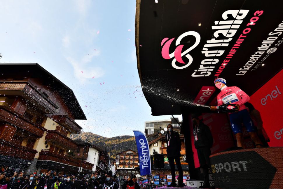 Joao Almeida (Deceuninck-QuickStep) masih kukuh mengenakan maglia rosa. (Foto: Istimewa)