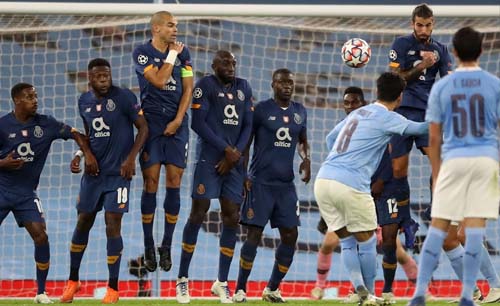 Pagar betis pemain Porto di depan gawang tak mampu menahan tendangan bebas pemain Manchester City, Ilkay Gundogan, pada laga perdana Liga Champions, Kamis dini hari. (Foto: Reuters)