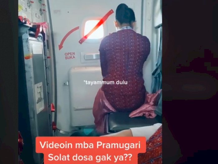 Viral pramugari Lion Air yang menjalankan salat di sela-sela menjalankan tugas. (Foto: TikTok @kusdifrans24)