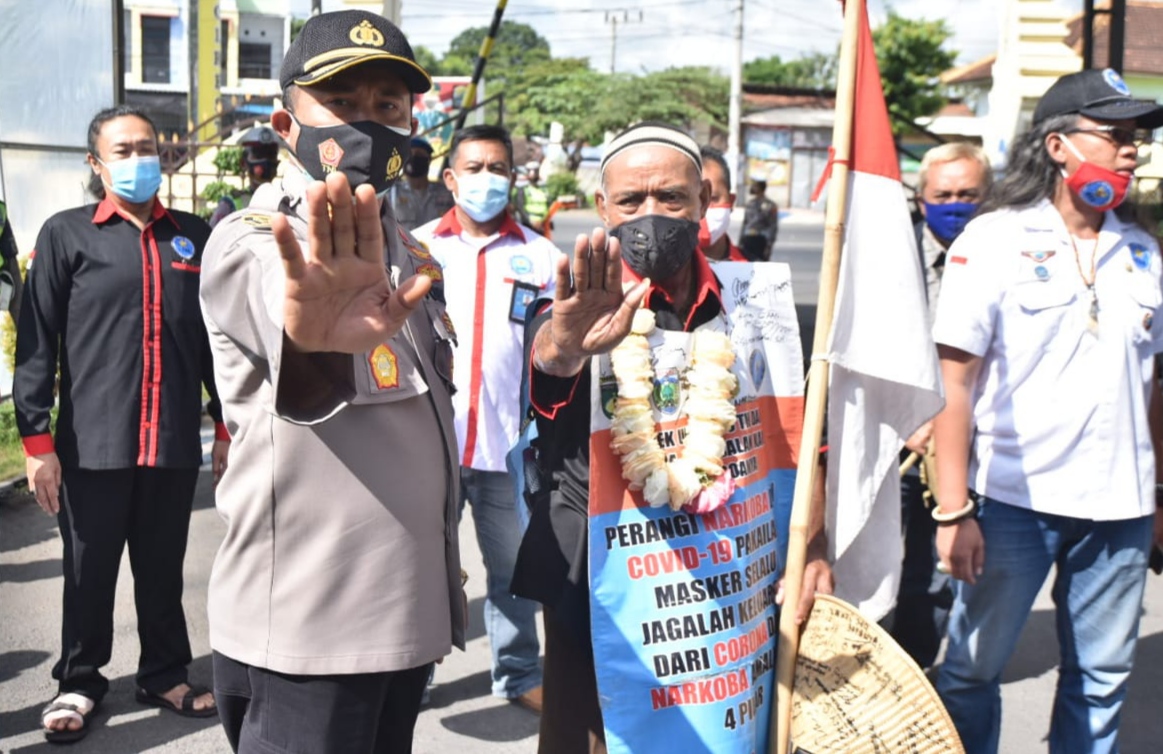 Kapolresta Banyuwangi Kombespol Arman Asmara Syarifuddin bersama Agus Suwarnodi halaman Polresta Banyuwangi. (Foto: Istimewa)