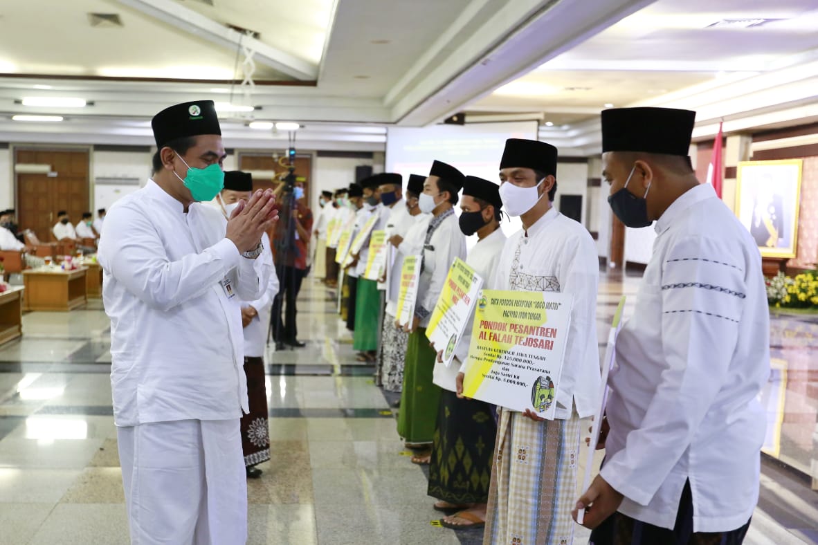 Wakil Gubernur Jawa Tengah, Taj Yasin Maimoen menyerahkan penghargaan kepada 15 duta pondok pesantren se-Jawa Tengah. (Foto: Ist/Ngopibareng.id)