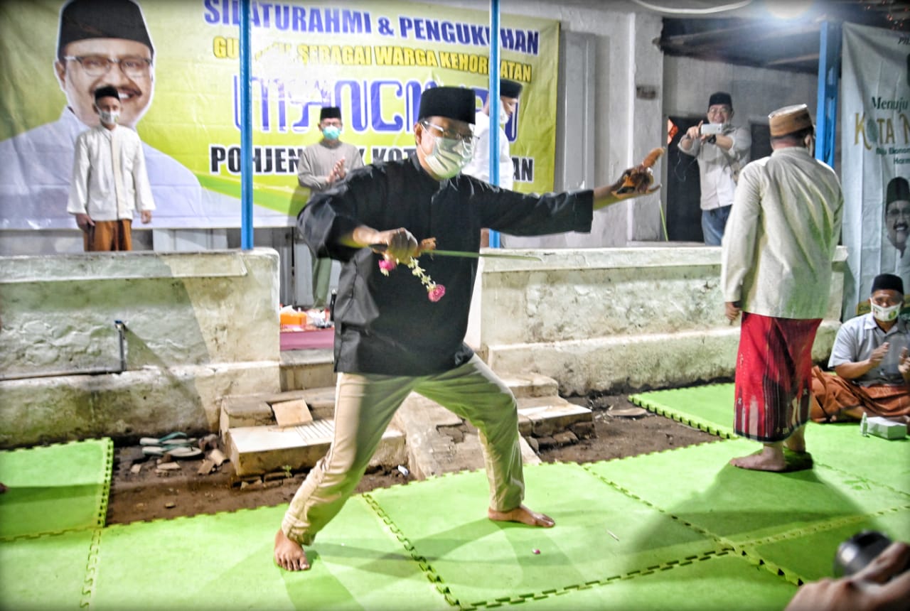 Calon Walikota Pasuruan Saifullah Yusuf saat dinobatkan jadi warga silat mancilan. (Foto: Istimewa)