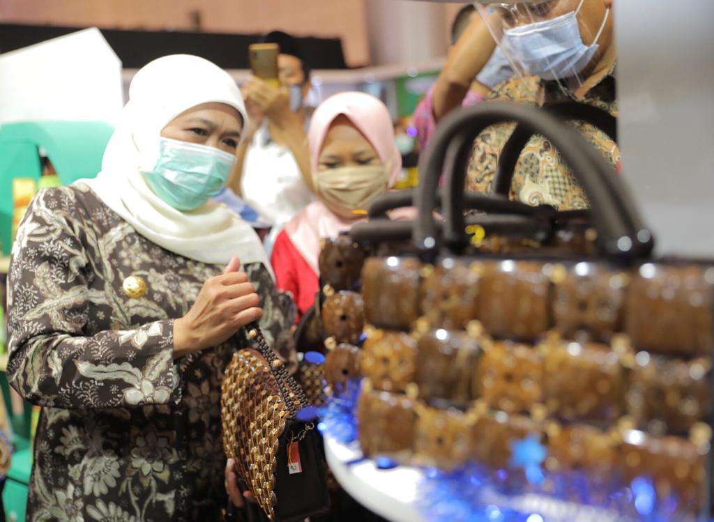 Gubernur Jatim, Khofifah Indar Parawansa meninjau stand yang ada di Grand City, Surabaya, Kamis 22 Oktober 2020. (Foto: Fariz Yarbo/Ngopibareng.id)