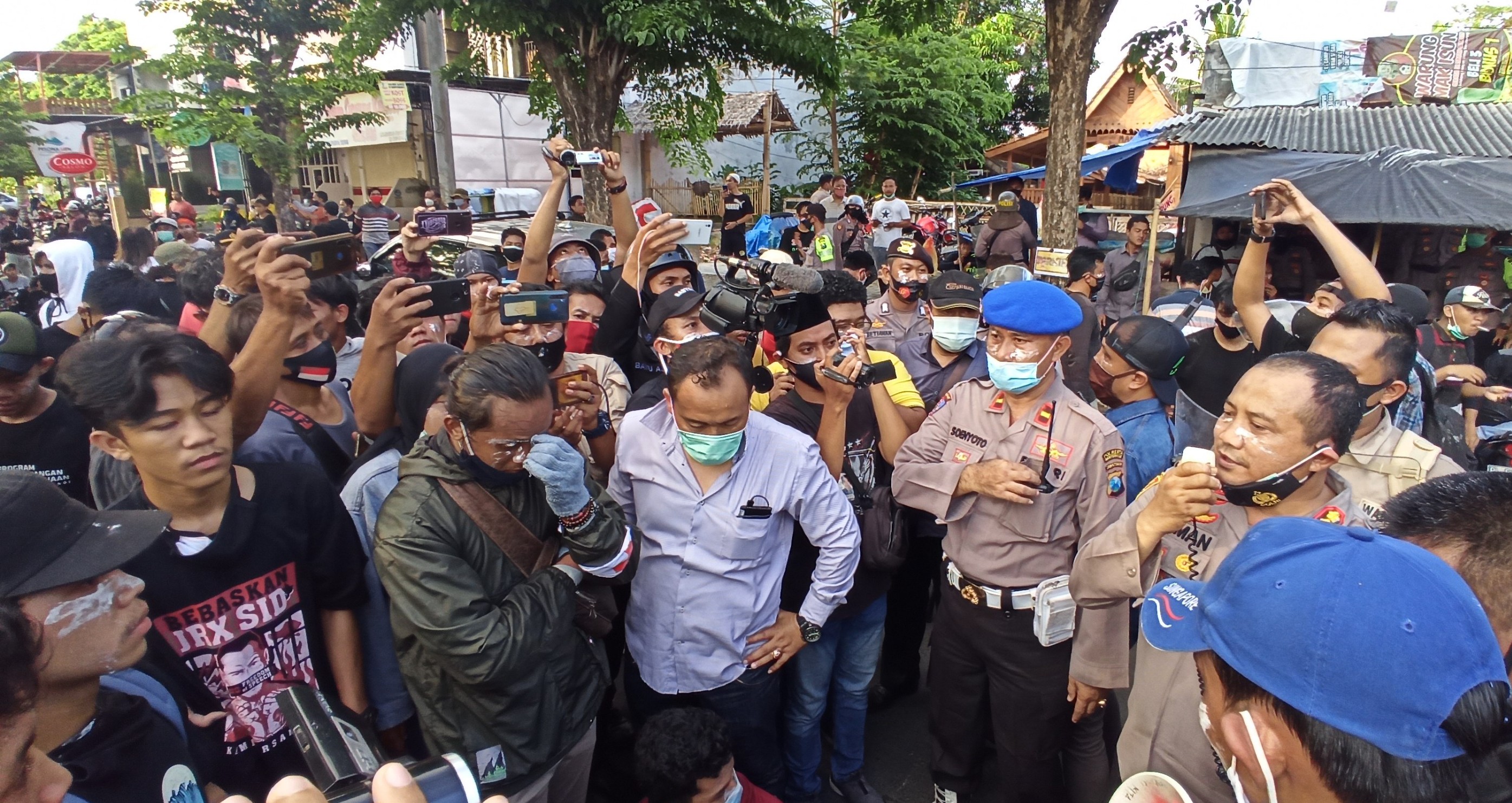 Kapolresta Banyuwangi Kombespol Arman Asmara Syarifuddin berdialog dengan massa perwakilan massa unjuk rasa (Foto: Muh Hujaini/Ngopibareng.id).