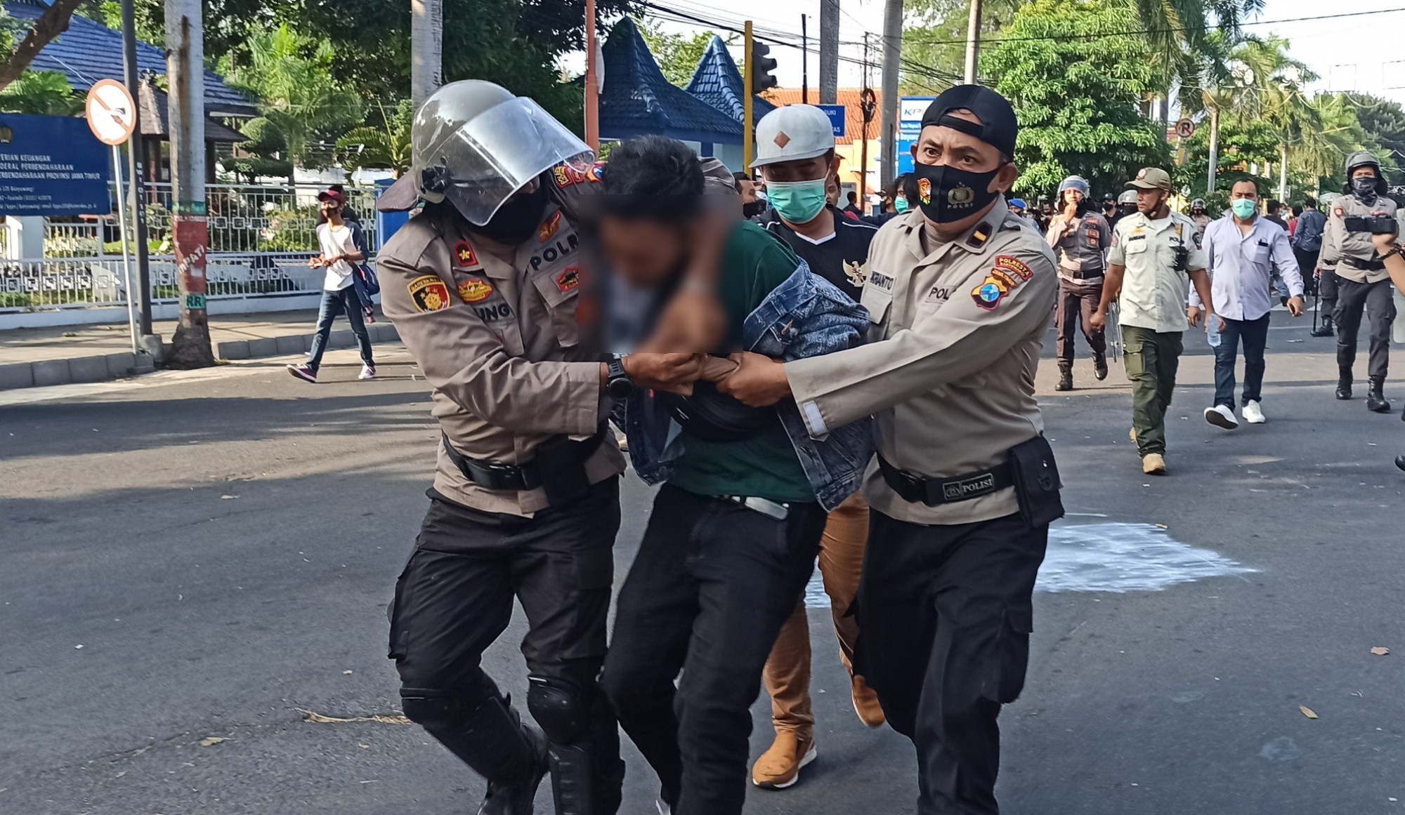 Pengunjuk rasa diamankan dalam aksi Kamis siang. (Foto: Muh Hujaini/Ngopibareng.id)