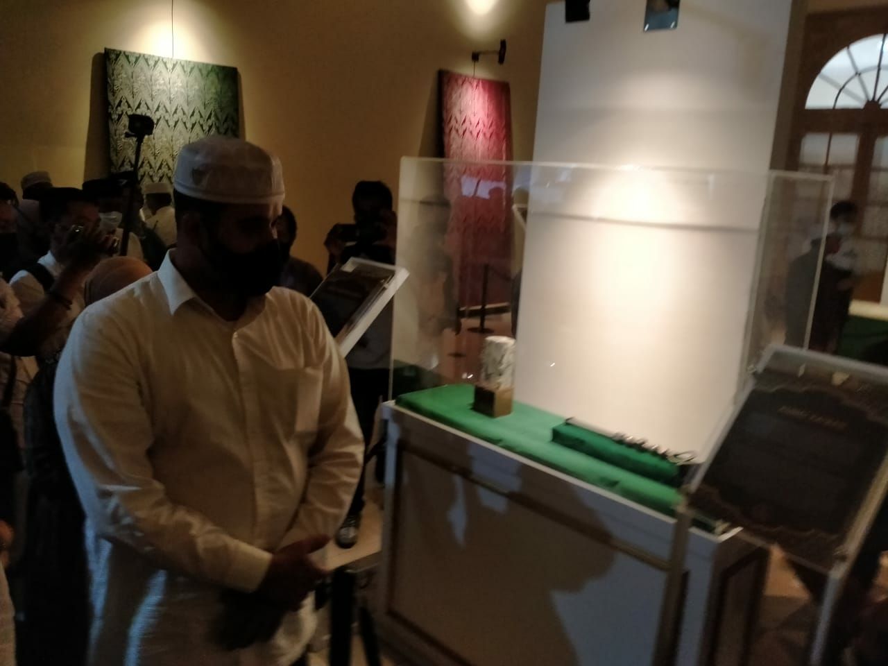 Artefak peninggalan Rasulullah SAW dan sabahatnya dipindahkan ke Museum Probolinggo. (foto: Ikhsan Mahmudi/Ngopibareng.id)