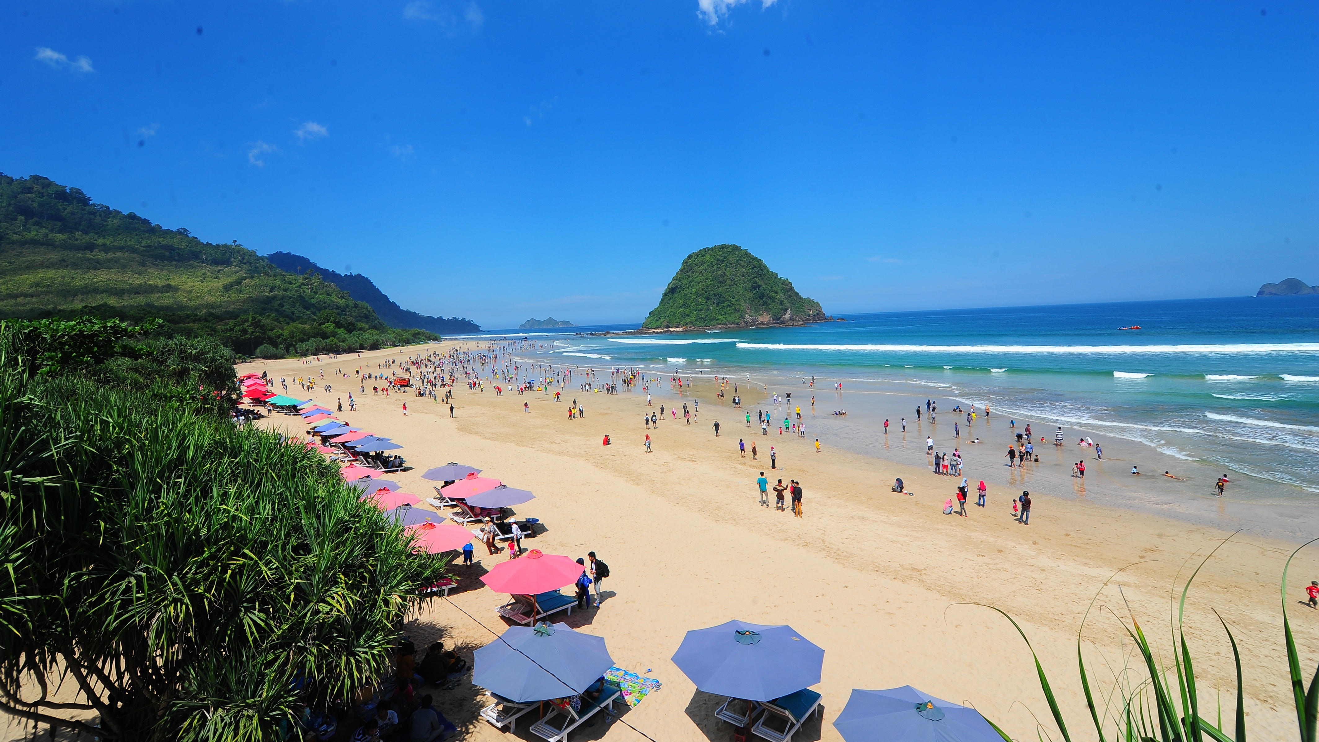 Pulau Merah, salah satu destinasi wisata unggulan Banyuwangi yang telah disediakan angkutan gratis. (Foto: Istimewa)