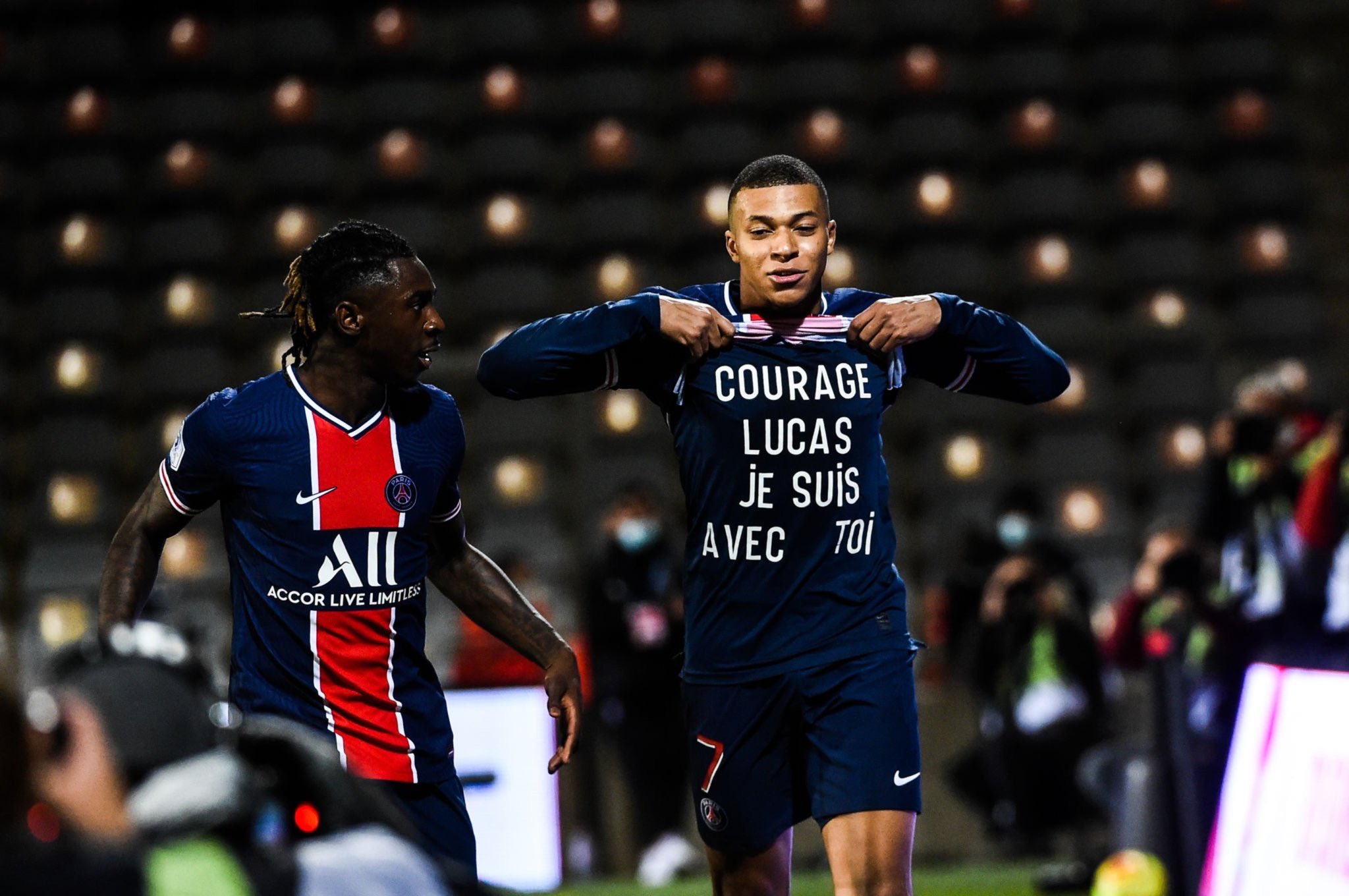 Kylian Mbappe saat mendedikasikan golnya pada Lucas ketika PSG menang 4-0 atas Nimes. (Foto: Twitter/@PSG_inside)