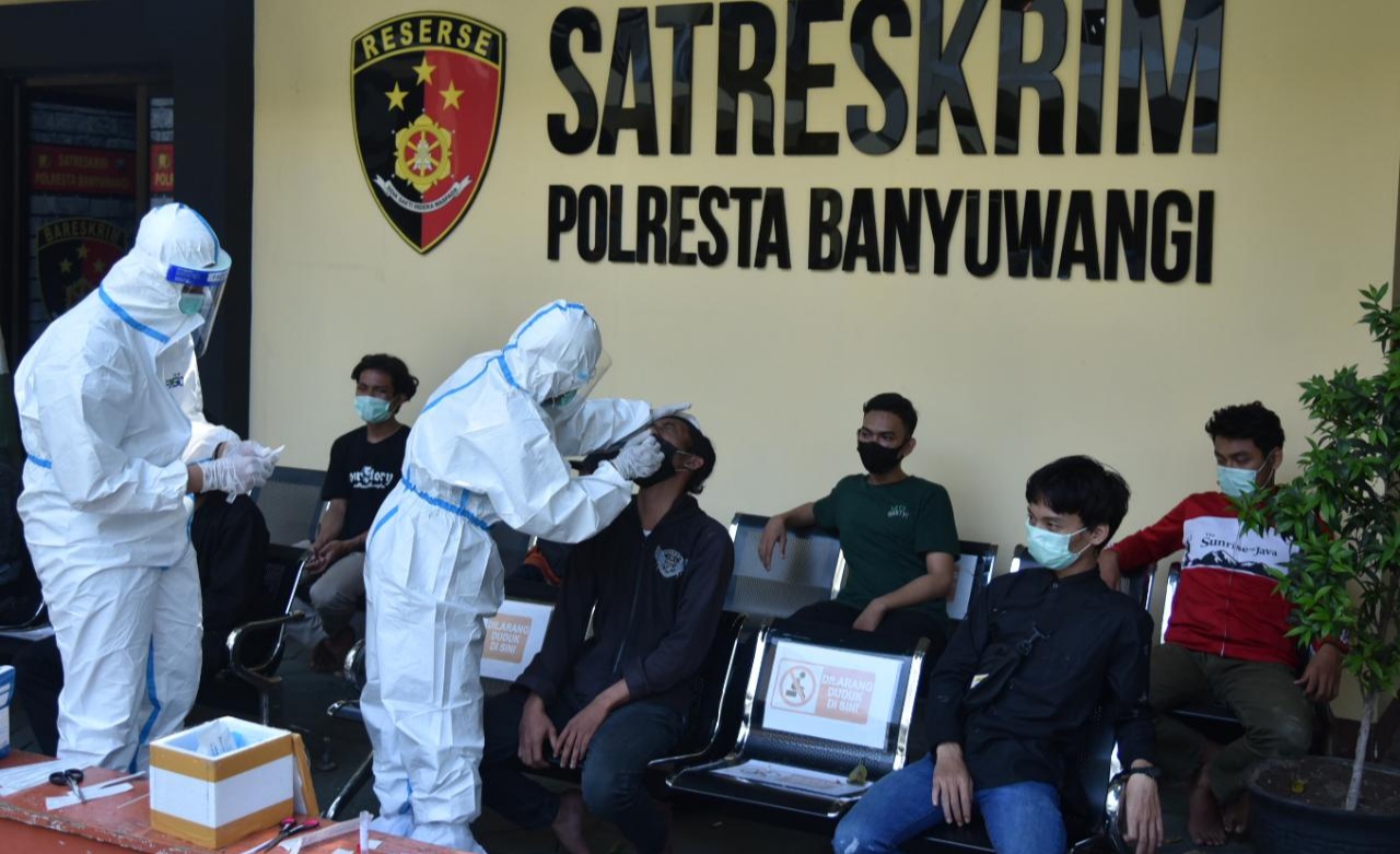 Para demonstran yang diamankan polisi menjalani swab sebelum dipulangkan dan diserahkan pada orang tuanya.(Foto: Istimewa)