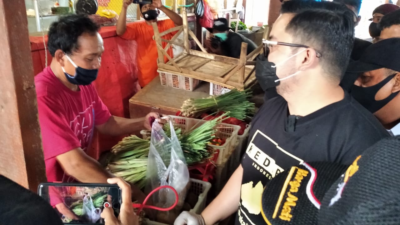 calon tunggal Bupati Kediri Hanindhito Himawan Pramono saat blusukan ke pasar tradisional di Kecamatan Semen, Kabupaten Kediri. (Foto: Fendhy Plesmana/Ngopibareng.id)