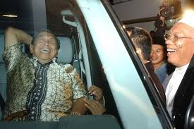 KH Abdurrahman Wahid dan KH Cholil Bisri (almaghfurlahum). (Foto: dok/Ngopibareng.id)