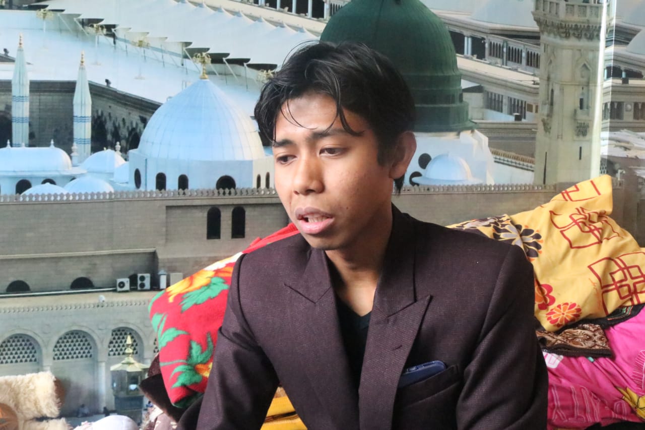 Putra kedua Gus Nur, Muhammad Munjiat, ketika ditemui di rumahnya di Cucak Rawun Raya, Sekarpuro, Kecamatan Pakis, Kabupaten Malang. (Foto: Lalu Theo/Ngopibareng.id) 